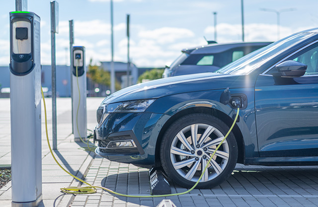 車の年間維持費、平均目安はどれくらい？ EV・HV車