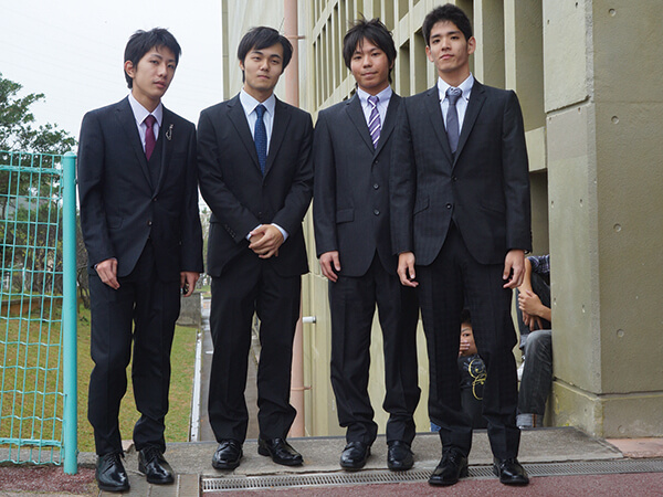 ラウム トヨタ 真面目に働き親孝行する くにあまさん（右から1番目） Okinawa's SnapShot