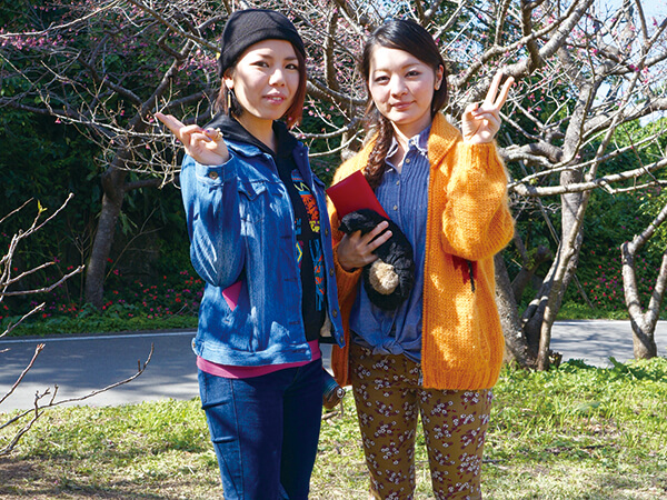 パオ 日産 ノスタルジックなデザイン ユリナさん（左） Okinawa's SnapShot