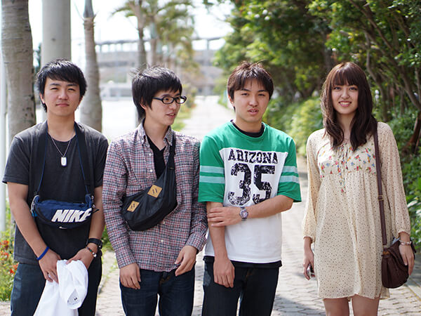 キューブ　日産 中が広い♪ ピープルさん　（左から2番目） Okinawa's SnapShot