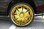 トヨタ ハリアー　ホイールのキャンディゴールドはアメリカで流行している色で目立つので気に入っていると言う。